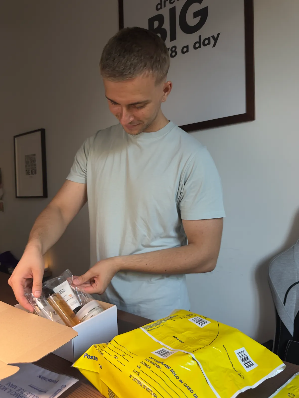 Oleksandr prepara un pacco con gli ordini di Harcen