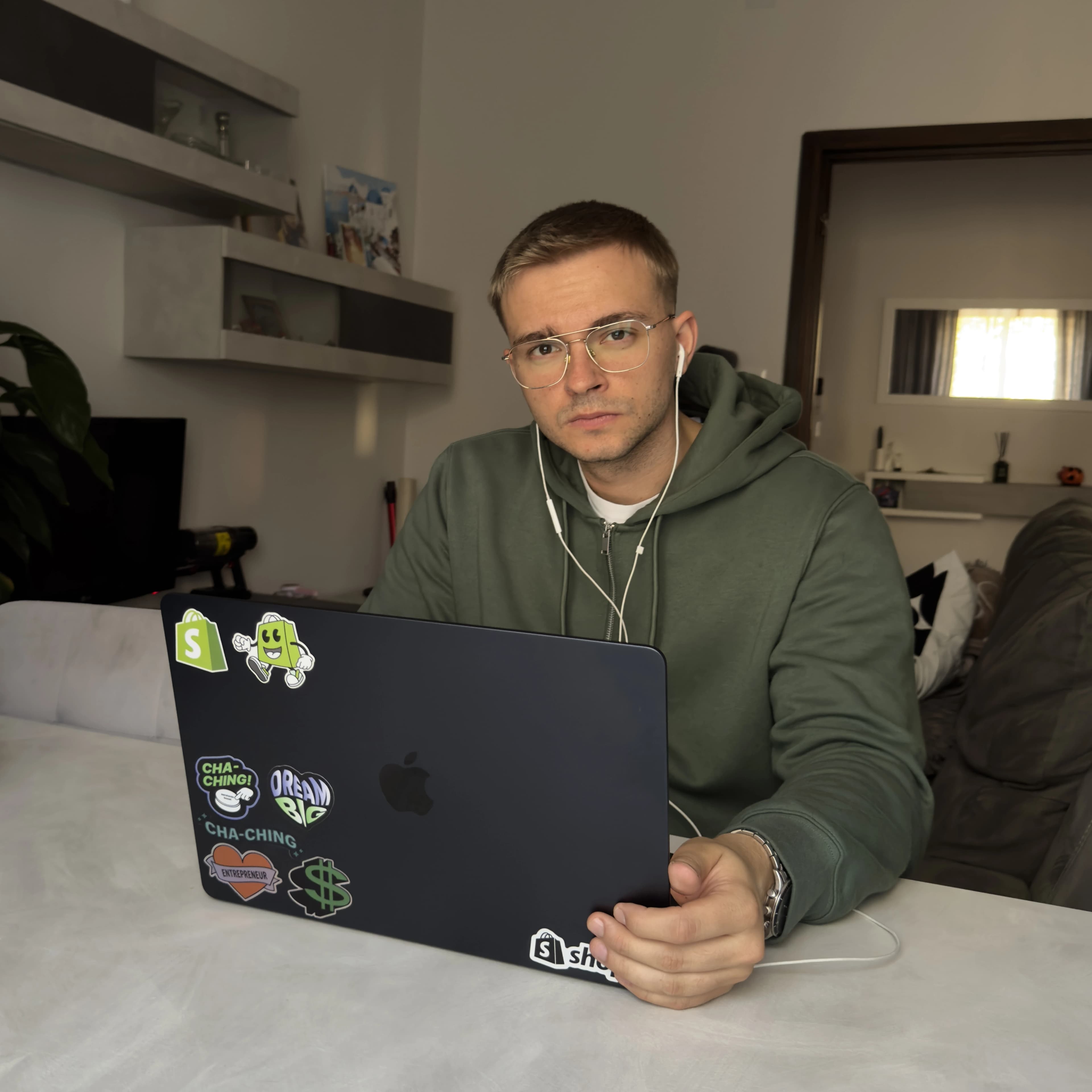 Oleksandr mentre ottimizza uno store Shopify